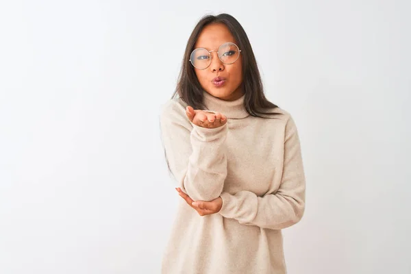 Ung Kinesisk Kvinna Klädd Polotröja Och Glasögon Över Isolerad Vit — Stockfoto