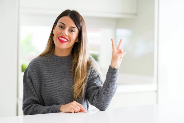 Jovem Mulher Bonita Vestindo Camisola Inverno Casa Sorrindo Com Rosto — Fotografia de Stock