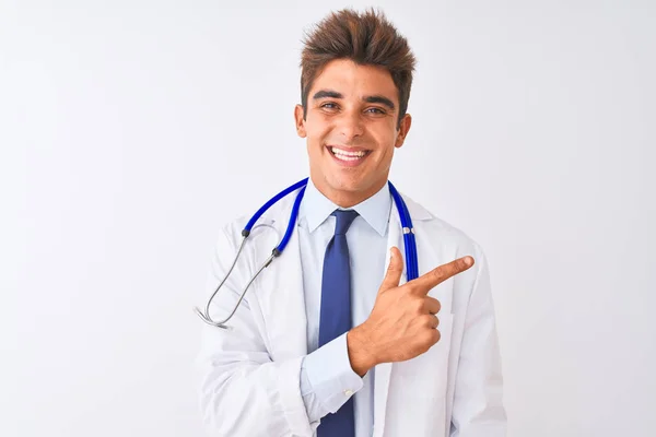 Jovem Médico Bonito Homem Vestindo Estetoscópio Sobre Fundo Branco Isolado — Fotografia de Stock