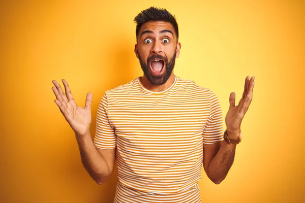 Homem Indiano Jovem Vestindo Camiseta Sobre Fundo Amarelo Isolado Comemorando — Fotografia de Stock