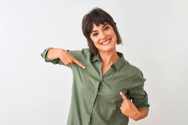 Jovem Mulher Bonita Vestindo Camisa Casual Verde Sobre Fundo Branco — Fotografia de Stock