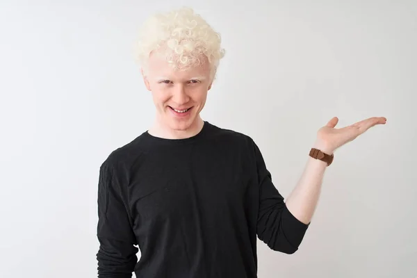 Joven Hombre Rubio Albino Vistiendo Camiseta Negra Pie Sobre Fondo —  Fotos de Stock