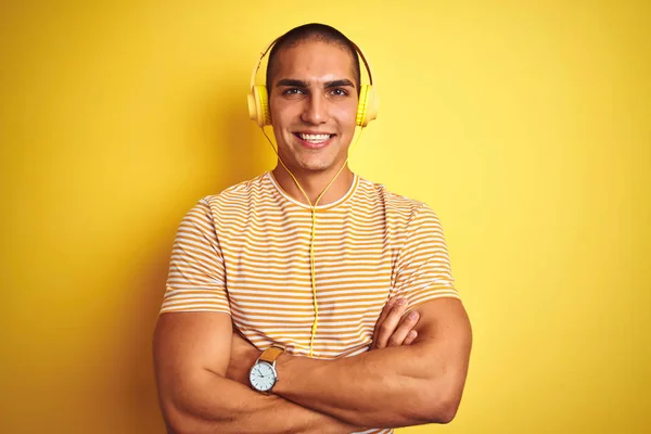 Mladý Pohledný Muž Používající Sluchátka Přes Žlutý Izolovaný Podklad Šťastný — Stock fotografie