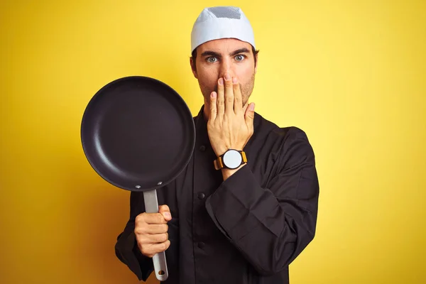 Joven Chef Vestido Uniforme Sombrero Sosteniendo Sartén Cocinero Sobre Fondo —  Fotos de Stock