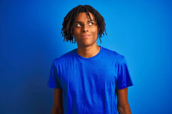 Afro Americano Com Dreadlocks Vestindo Camiseta Sobre Fundo Azul Isolado — Fotografia de Stock