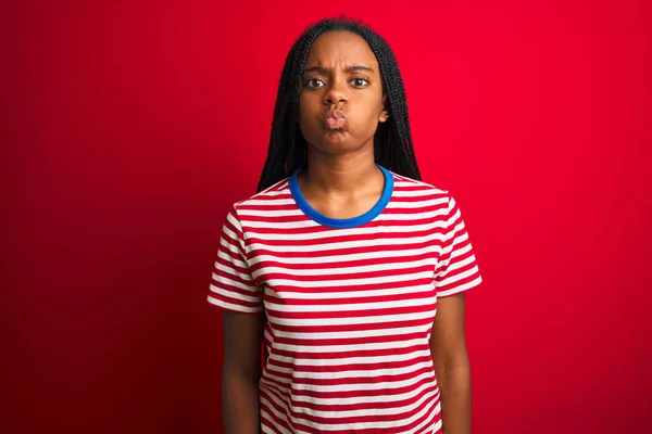 Mujer Afroamericana Joven Con Camiseta Rayas Pie Sobre Fondo Rojo —  Fotos de Stock