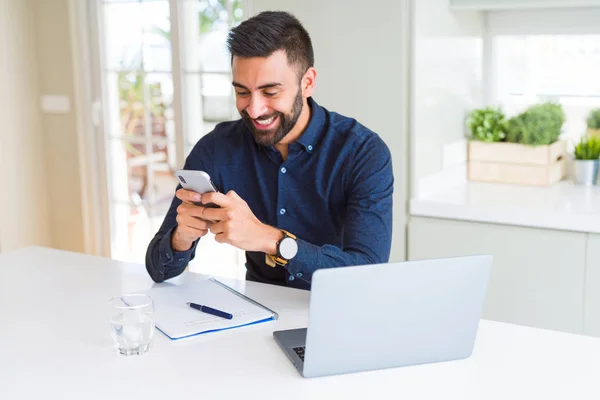 Hombre Negocios Hispano Guapo Usando Teléfono Inteligente Portátil Oficina Con — Foto de Stock