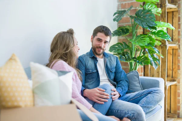 Junges Verliebtes Paar Umarmt Auf Dem Sofa Sitzend Sehr Glücklich — Stockfoto