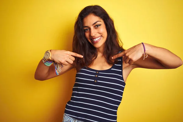 Joven Hermosa Mujer Con Camiseta Rayas Pie Sobre Fondo Amarillo —  Fotos de Stock