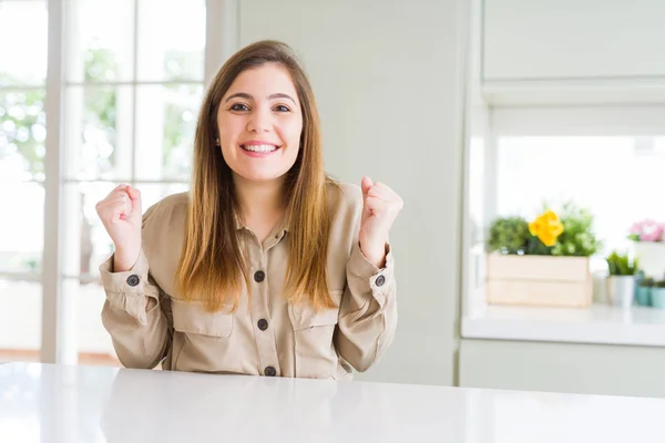 Mulher Bonita Casa Comemorando Surpreso Espantado Com Sucesso Com Braços — Fotografia de Stock