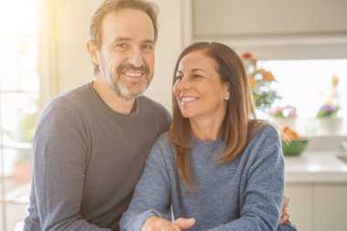 Birlikte evde oturan romantik orta yaş kaç