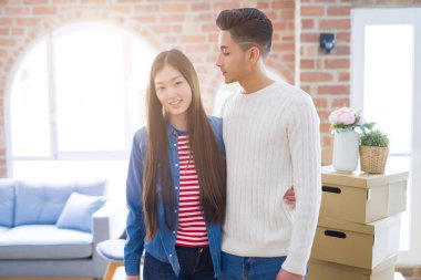 Güzel genç Asya çift seyir mutlu ve Smiling heyecanlı Moving için bir yeni ev