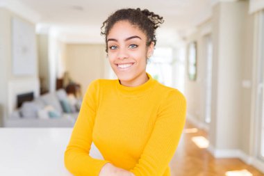Bir mutlu ve serin afro saçlı güzel genç Afro-Amerikan kadın yüzündeki gülümseme. Şanslı kişi.