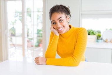 Güzel genç African Amerikan kadın gülümseyen neşeli, dost yüz güven gülüyor