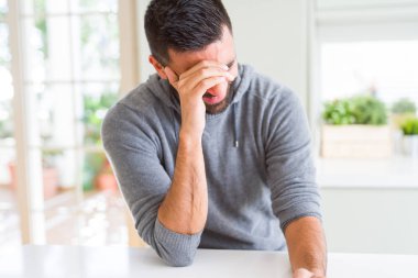 Yakışıklı adam, büyük bir gülümseme ile yüz gösteren neşeli gülümseyen