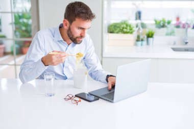 İş adam yeme Asya erişte yemek sırasında çalışma u götürün