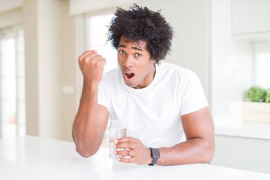 Afrika kökenli Amerikalı adam eve rahatsız ve hayal kırıklığı ile öfke, çılgın ve yükseltilmiş eliyle diye bağıran öfke kavramı bağırarak, su içme