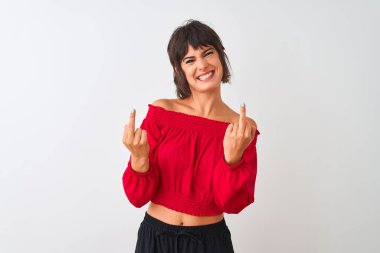 Kırmızı yaz tişörtü giyen genç ve güzel bir kadın izole edilmiş beyaz arka planda dikiliyor orta parmağını gösteriyor ve kötü ifadeni, provokasyonunu ve kaba davranışlarını gösteriyor. Heyecanlı çığlık