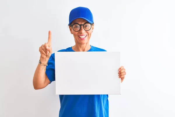 Senior Delivery Frau Mit Mütze Und Brille Halten Banner Über — Stockfoto