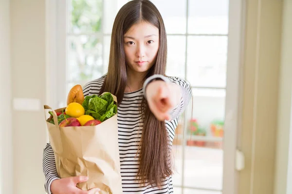 Vacker Asiatisk Kvinna Som Håller Papperspåse Med Färska Livsmedel Som — Stockfoto