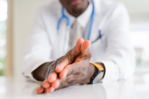 Fechar Mãos Médico Africano — Fotografia de Stock