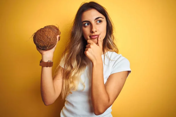 Giovane Bella Donna Che Tiene Noce Cocco Sfondo Giallo Isolato — Foto Stock