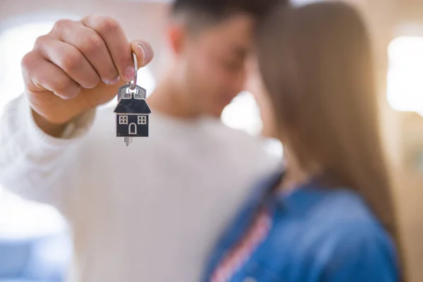 Junges Asiatisches Paar Hält Schlüssel Für Neues Haus Lächelt Glücklich — Stockfoto
