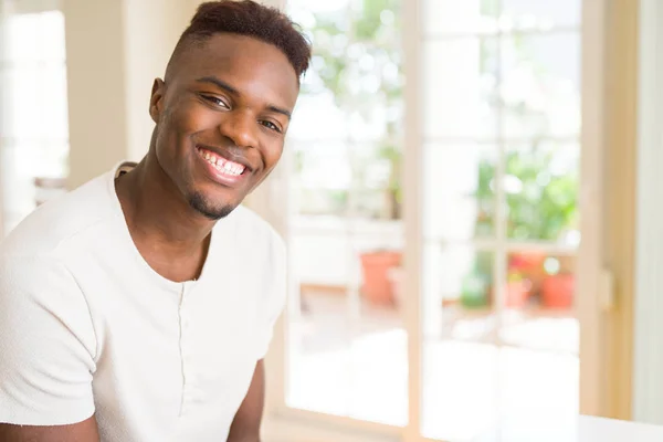 Bonito Jovem Africano Sorrindo Alegre Com Grande Sorriso Rosto — Fotografia de Stock