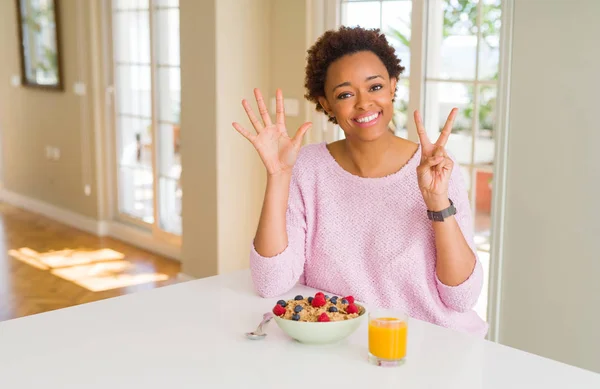 Mladá Africko Americká Žena Která Ráno Snídala Doma Ukázala Ukazovala — Stock fotografie
