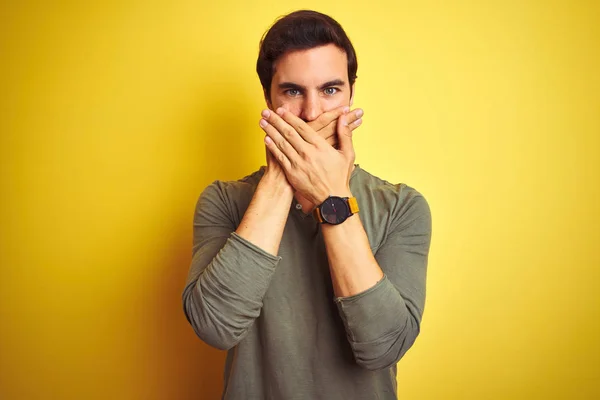 Jonge Knappe Man Dragen Casual Shirt Staande Geïsoleerde Gele Achtergrond — Stockfoto