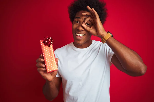 Ung Afrikansk Amerikansk Man Holding Valentine Gåva Stående Över Isolerad — Stockfoto