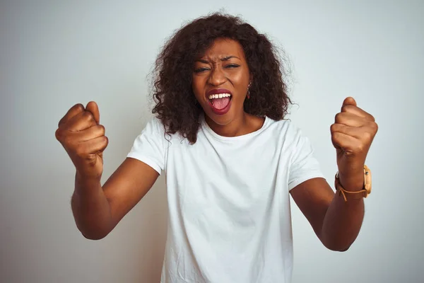 Joven Mujer Afroamericana Vistiendo Camiseta Pie Sobre Aislado Fondo Blanco —  Fotos de Stock