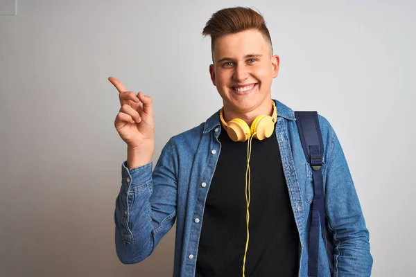 Hombre Joven Estudiante Que Usa Auriculares Mochila Camisa Mezclilla Sobre —  Fotos de Stock