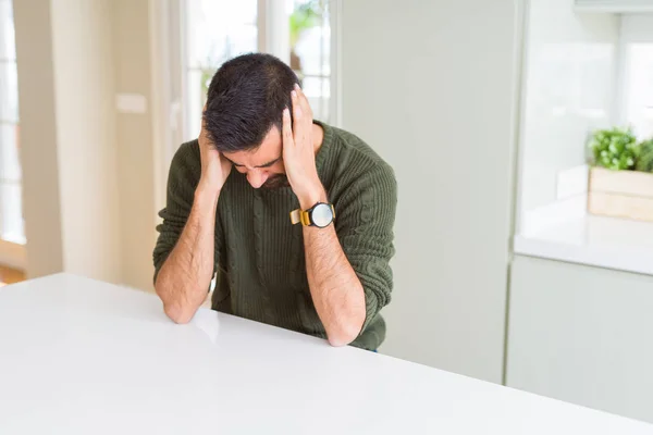 Hombre Hispano Guapo Vistiendo Suéter Casual Casa Sufriendo Dolor Cabeza — Foto de Stock