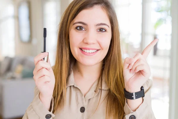 Vacker Ung Kvinna Sätta Lash Mascara Ögonfransar Mycket Glad Pekar — Stockfoto