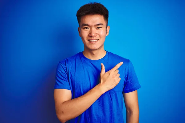 Jeune Homme Chinois Asiatique Portant Shirt Debout Sur Fond Bleu — Photo