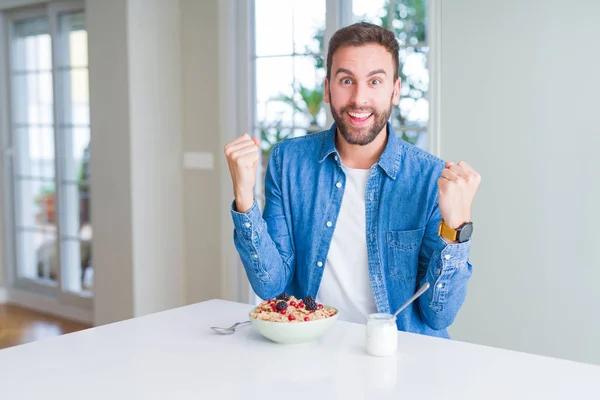 Hombre Guapo Comiendo Cereales Para Desayunar Casa Celebrando Sorprendido Sorprendido — Foto de Stock