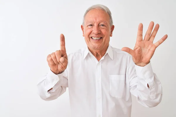 白い背景の上に立つ優雅なシャツを着た先輩の灰色の男は 自信を持って幸せに微笑みながら 6番の指で見せ 指を上げている — ストック写真
