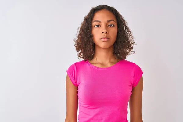Mujer Brasileña Joven Con Camiseta Rosa Pie Sobre Fondo Blanco — Foto de Stock