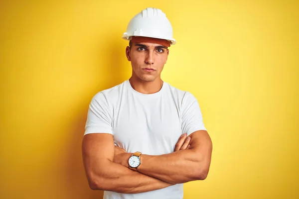 Homem Bonito Jovem Vestindo Capacete Construção Sobre Fundo Isolado Amarelo — Fotografia de Stock