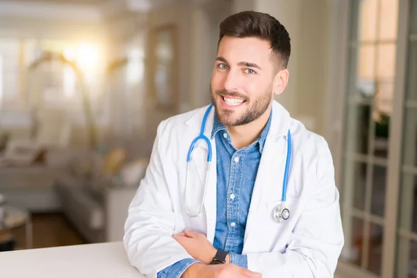 Junger Gutaussehender Arzt Der Klinik Der Mit Einem Lächeln Gesicht — Stockfoto