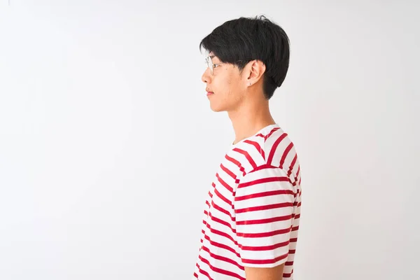 Joven Hombre Chino Con Gafas Camiseta Rayas Pie Sobre Fondo — Foto de Stock