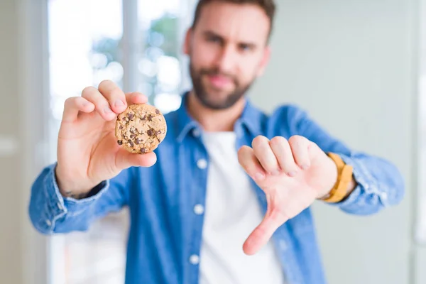 Beau Homme Mangeant Des Biscuits Aux Pépites Chocolat Avec Visage — Photo