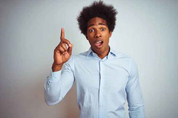 Afro Saçlı Genç Afro Amerikan Adam Izole Beyaz Arka Plan — Stok fotoğraf