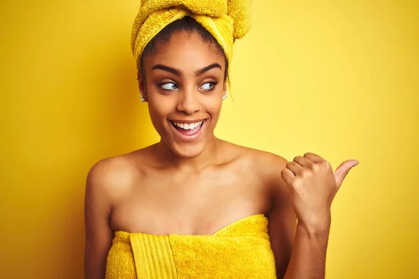 Joven Mujer Afroamericana Usando Toalla Después Ducha Sobre Fondo Amarillo —  Fotos de Stock