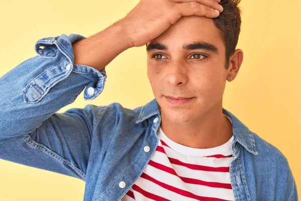 Joven Hombre Guapo Con Camiseta Rayas Camisa Mezclilla Sobre Fondo — Foto de Stock