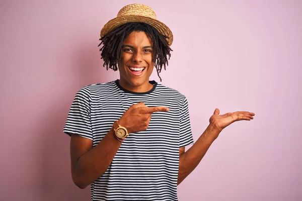 Hombre Afroamericano Con Rastas Vistiendo Camiseta Azul Marino Sombrero Sobre — Foto de Stock