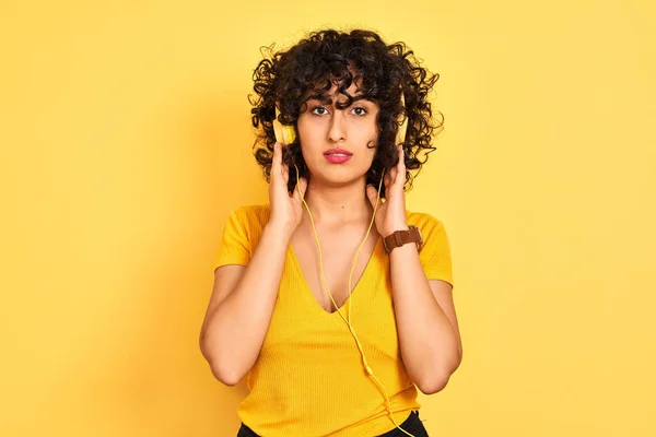 Arabisk Kvinna Med Lockigt Hår Lyssna Musik Med Hörlurar Över — Stockfoto