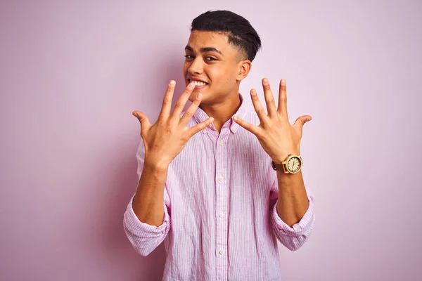 Young Brazilian Man Wearing Shirt Standing Isolated Pink Background Showing — Stock Photo, Image