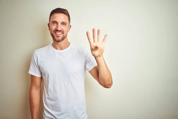 Jeune Bel Homme Portant Shirt Blanc Décontracté Sur Fond Isolé — Photo